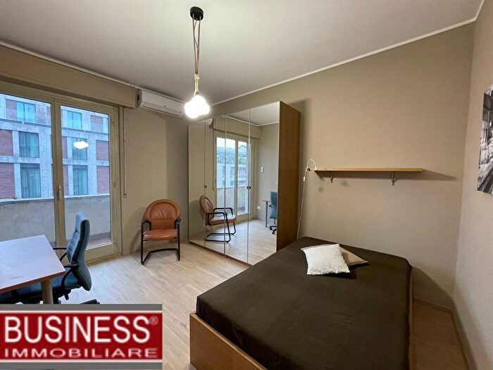 Appartamento trilocale in affitto in Alzaia Naviglio Pavese, Navigli Darsena, Milano