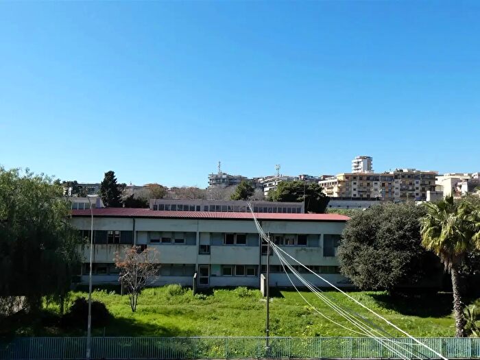 Appartamento con 7 locali in vendita in Viale delle Medaglie dOro, Catania