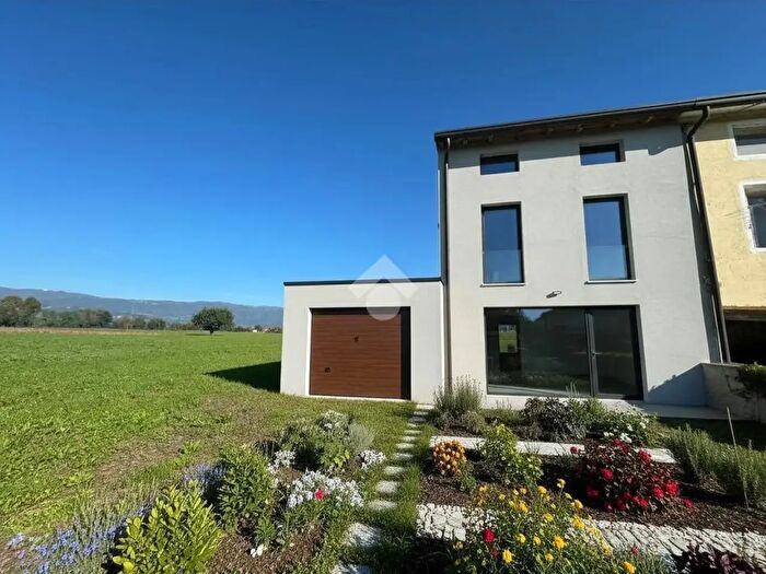 Casa quadrilocale in vendita in Via Santa Romana, Nove