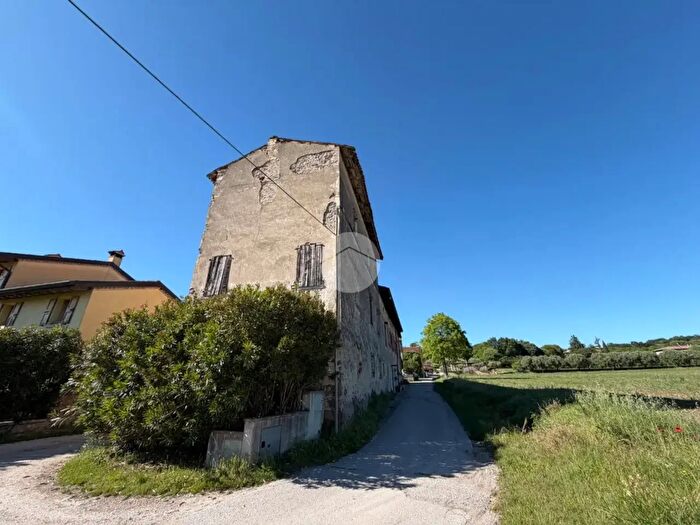 Casa con 5 locali in vendita in Strada Tarsi, Monzambano