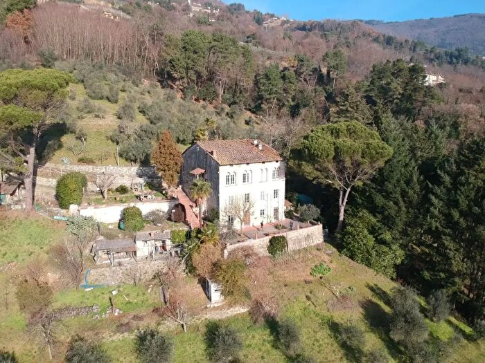 Casa con 8 locali in vendita in Lucca