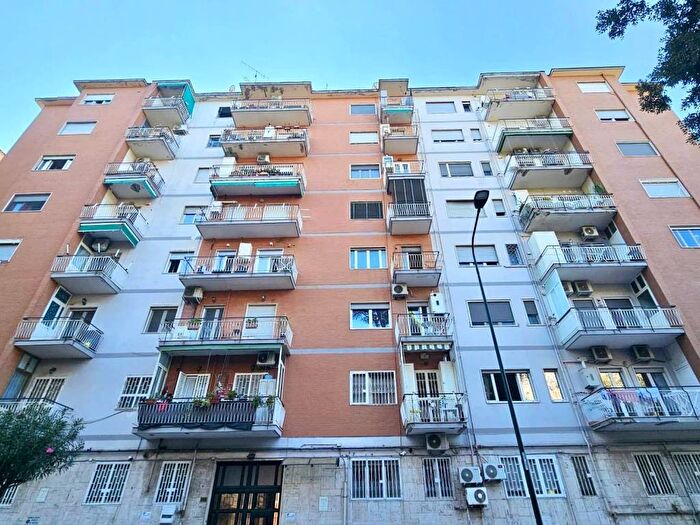 Appartamento trilocale in vendita in Via Terracina, Fuorigrotta, Napoli