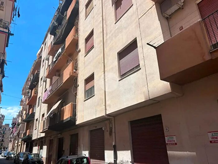 Appartamento trilocale in vendita in Largo Orlando, Palermo