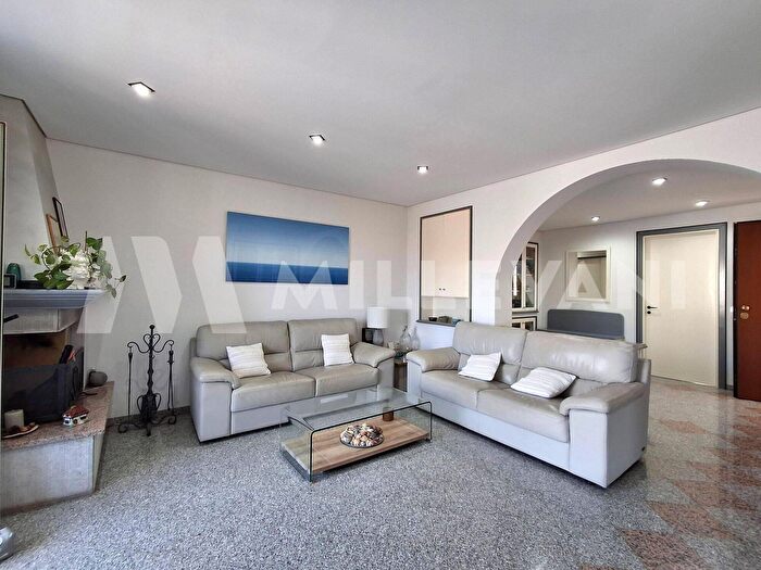 Appartamento con 6 locali in vendita in Via Abruzzi, Pozzallo