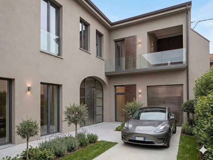 Casa con 7 locali in vendita in Meda