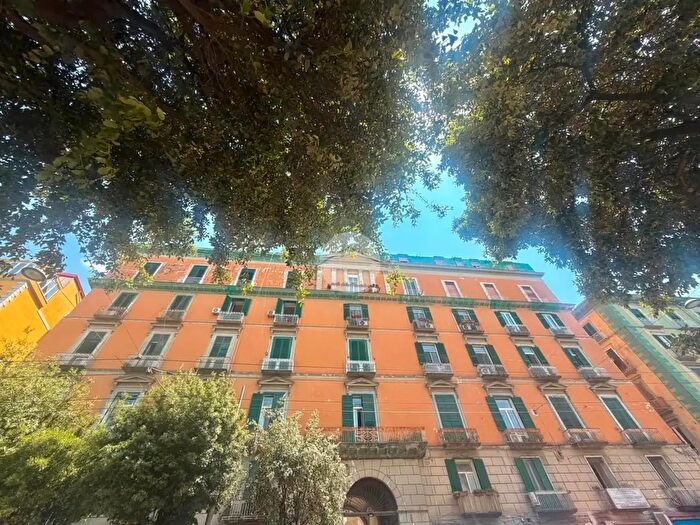 Appartamento trilocale in vendita in Via Santa Teresa degli Scalzi, Napoli