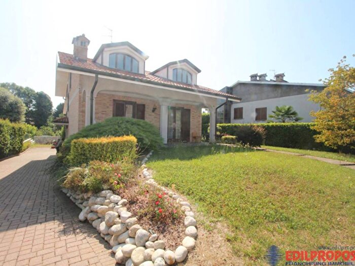 Casa con 5 locali in affitto in VIA PER BIRAGO, Centro, Misinto