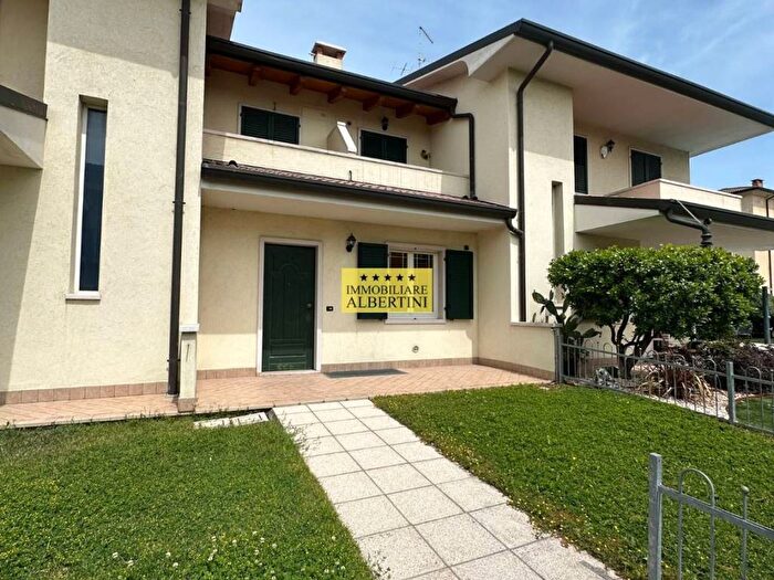 Appartamento trilocale in affitto in Via Roma, Caselle, Sommacampagna