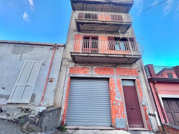 Casa con 8 locali in vendita in Piedimonte Etneo