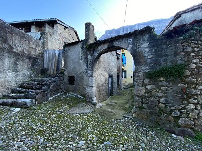 Casa trilocale in vendita in Via Madonna del Monte Carmelo, Casazza