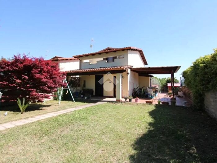 Casa quadrilocale in vendita in Strada Morlupo Capena, Morlupo