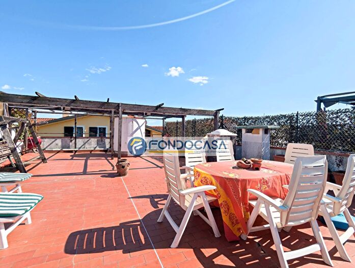 Appartamento trilocale in vendita in Via Pandolfino, Massa