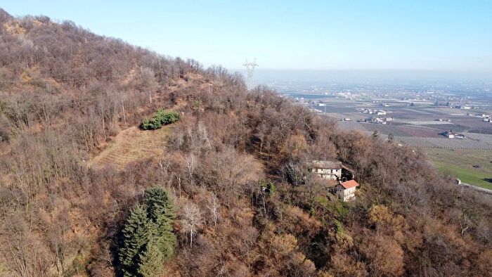 Casa con 10 locali in vendita in Via Vecchia della Valle, Revello