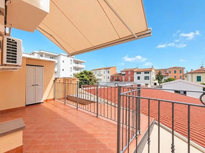 Appartamento con 6 locali in vendita in Via Mazzini, Follonica