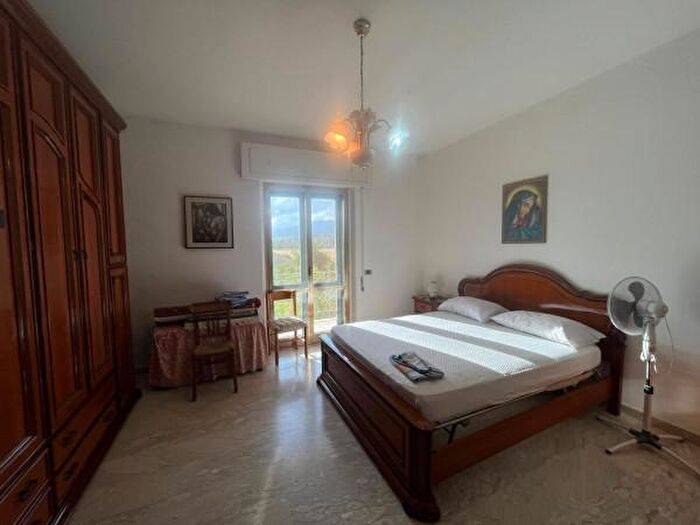 Appartamento trilocale in affitto in Via Marincola, Davoli