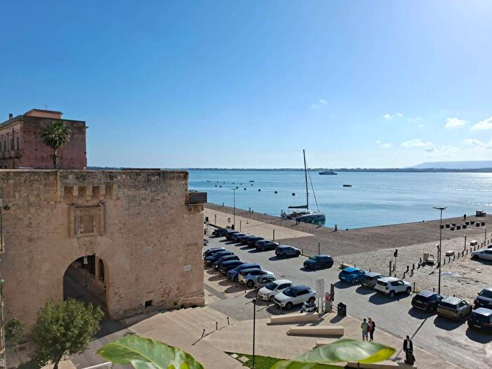 Appartamento trilocale in affitto in Via Santa Maria Dei Miracoli, Ortigia, Siracusa