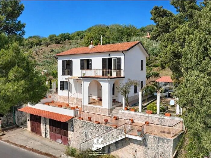 Casa con 8 locali in vendita in Via Piani, Casal Velino