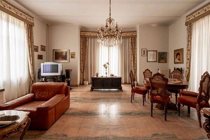 Casa con 11 locali in vendita in Viale Giuseppe Copperi, Balangero