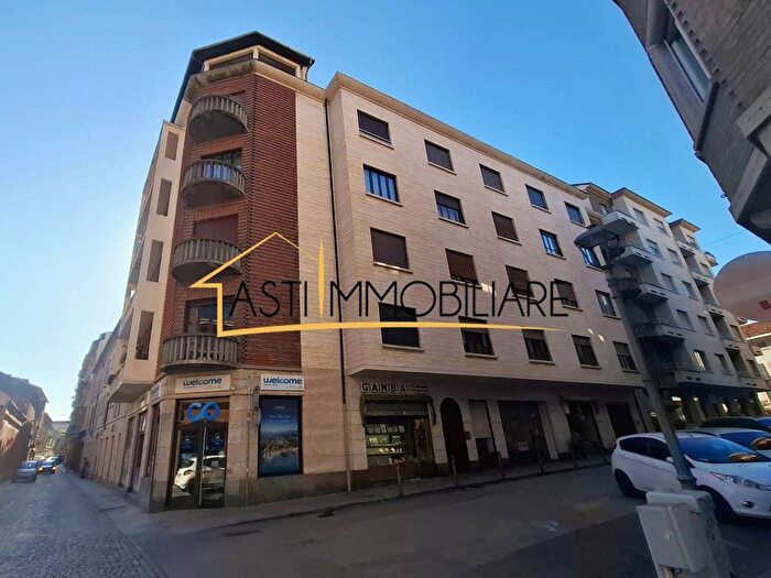 Appartamento quadrilocale in affitto in Via Nino Costa, Centro Storico, Asti