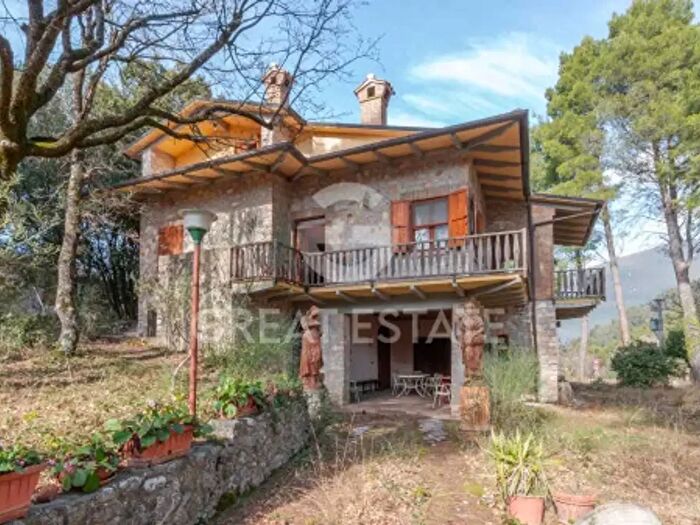 Casa con 6 locali in vendita in Campello Sul Clitunno