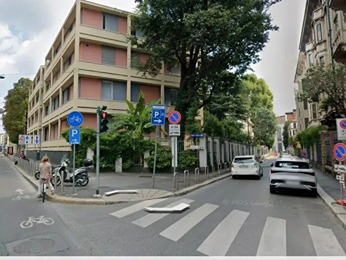 Appartamento trilocale in vendita in Via Francesco Sforza, Milano