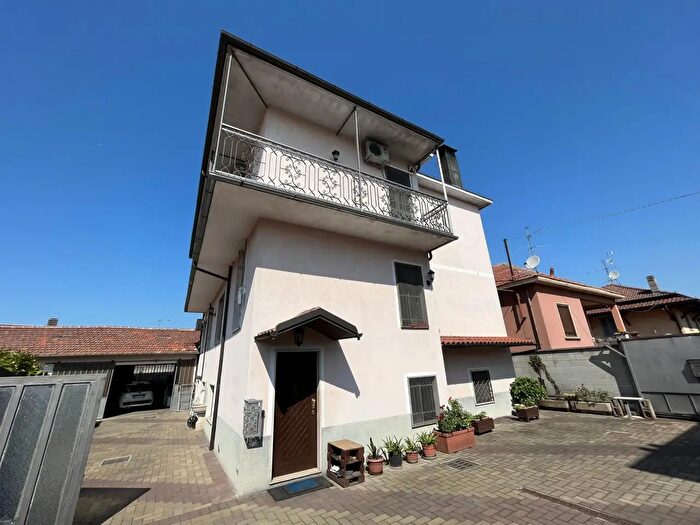 Casa con 6 locali in vendita in Via Ceresio, Vigevano
