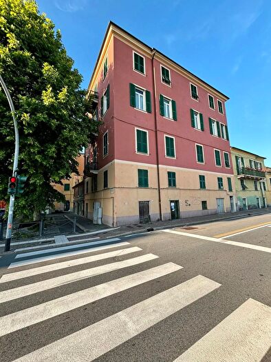 Appartamento trilocale in vendita in Via Pra, Genova