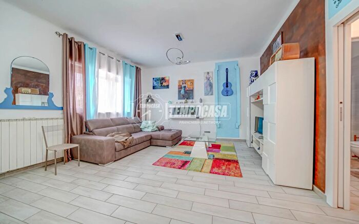 Casa quadrilocale in vendita in Via G Alberti, Cairate