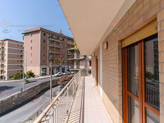 Appartamento trilocale in affitto in Siracusa