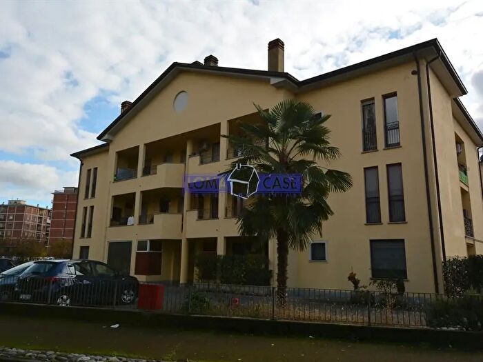 Appartamento bilocale in vendita in Via Friuli, Usmate Velate