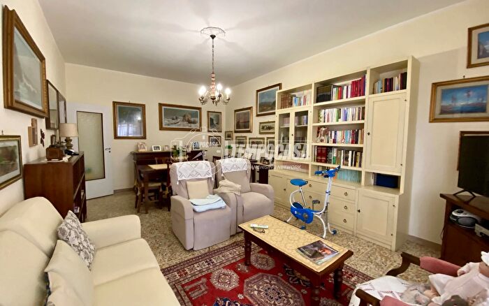 Appartamento trilocale in vendita in Via del Patriota, Massa