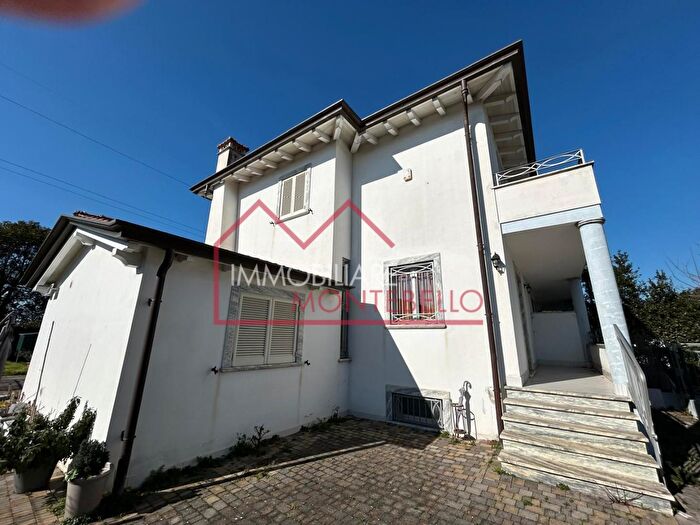 Casa con 7 locali in vendita in El Paduletto, Camaiore
