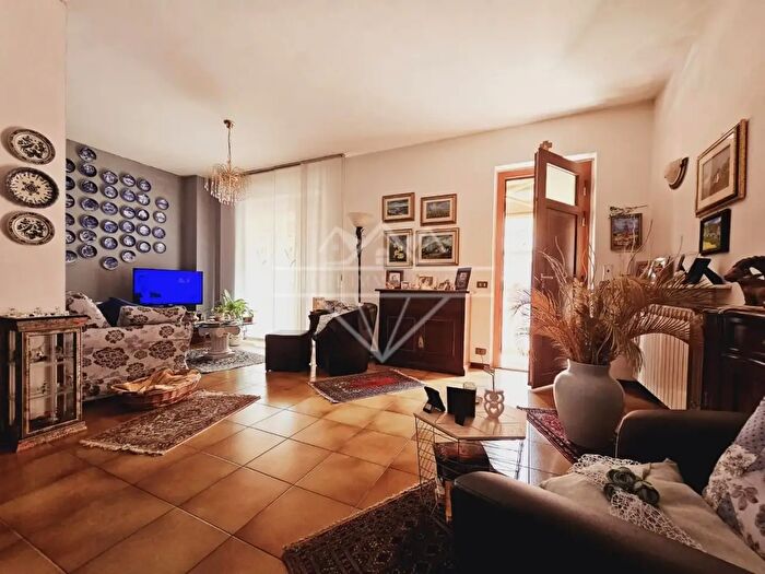 Casa con 6 locali in vendita in Carrara