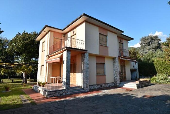 Casa con 6 locali in vendita in Via Madonnina dei Pagliai, Seravezza