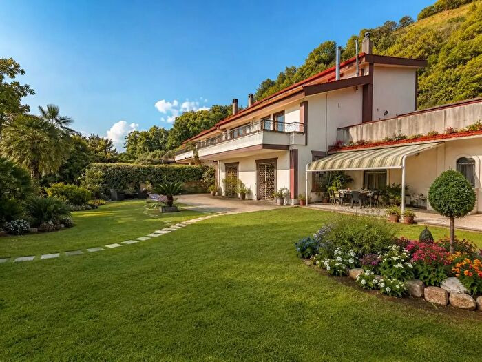 Casa con 7 locali in vendita in Via Campiglione, Pozzuoli
