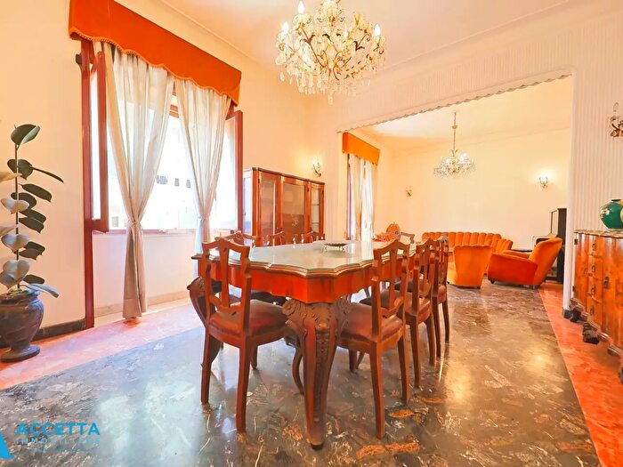Appartamento quadrilocale in vendita in Via Cesare Battisti, Taranto