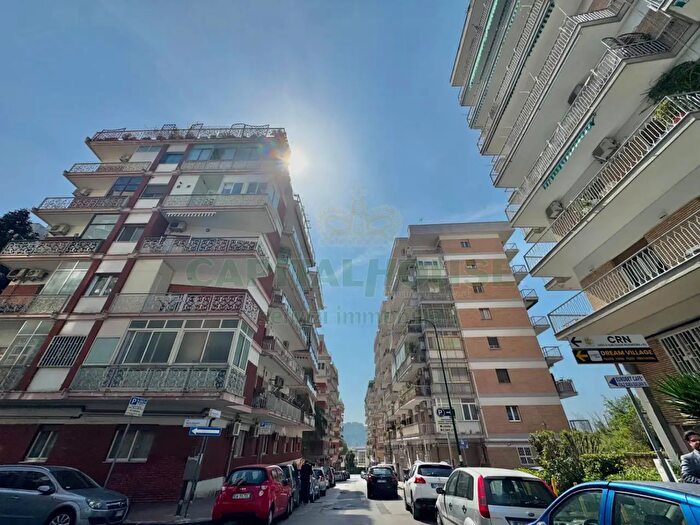 Appartamento con 5 locali in vendita in Via Maria Bakunin, Napoli