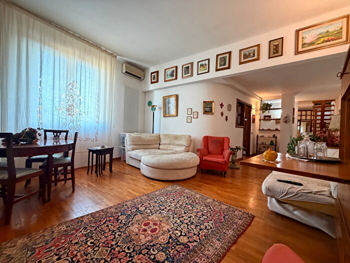 Appartamento con 5 locali in vendita in Via Reginaldo Giuliani, Firenze