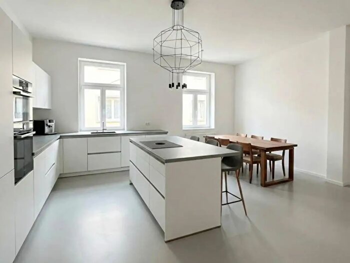 Appartamento trilocale in vendita in Via Montello, Melzo