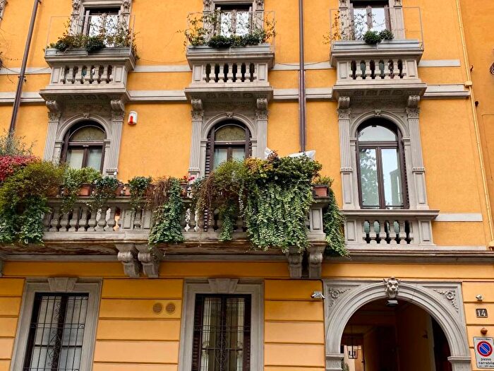 Appartamento trilocale in affitto in Via Ausonio, Corso Genova, Milano