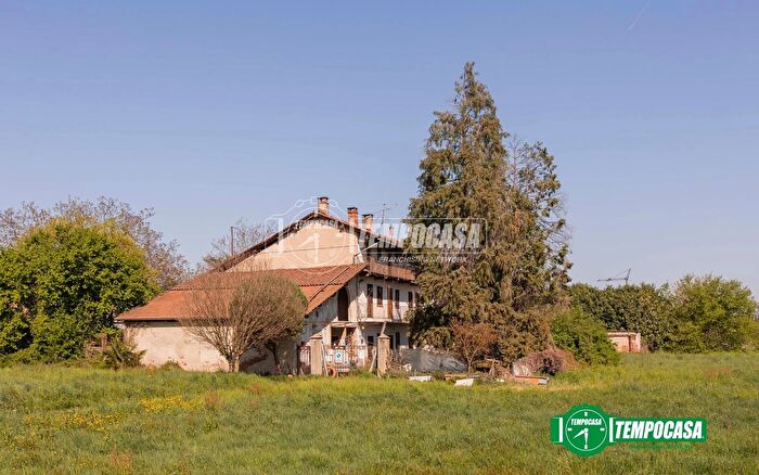 Casa con 6 locali in vendita in Via Vecchia Ticino, Oleggio