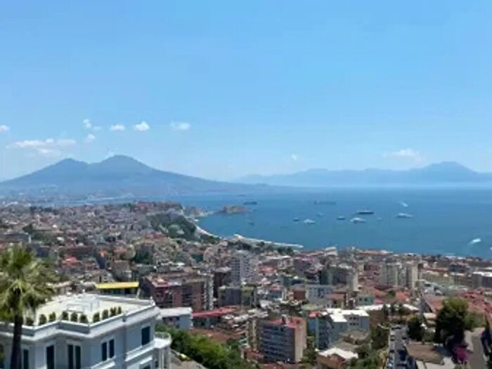 Appartamento con 6 locali in affitto in Via Torquato Tasso, Napoli