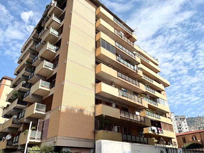 Appartamento con 5 locali in affitto in Via Giacinto Carini, De Gasperi Croce Rossa, Palermo