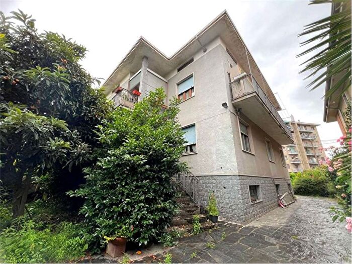 Casa con 6 locali in vendita in Via Fratelli Maioni, Centro, Borgomanero