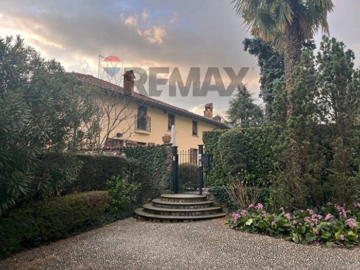 Casa con 5 locali in vendita in Imbersago