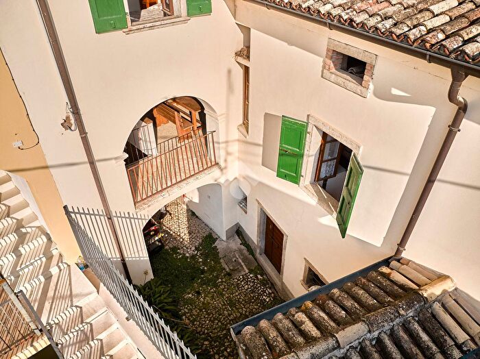 Casa quadrilocale in vendita in Via Are, Brenzone