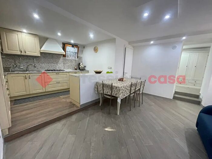 Appartamento quadrilocale in vendita in Piazza San Pietro, Minturno