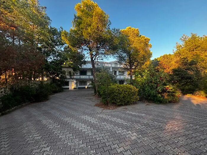 Casa con 11 locali in vendita in Località Perdu Sarigu Snc, Teulada