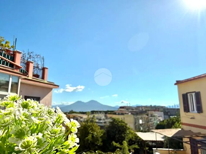 Appartamento trilocale in vendita in Via Leonardo Bianchi, Napoli