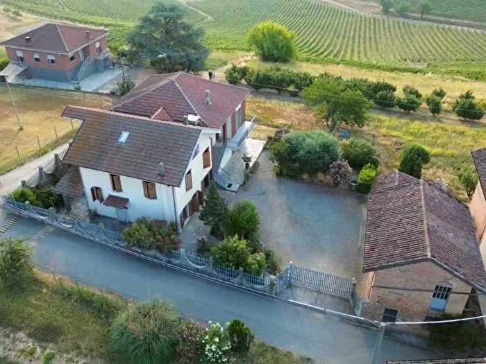 Casa con 13 locali in vendita in Regione San Rocco, Agliano Terme